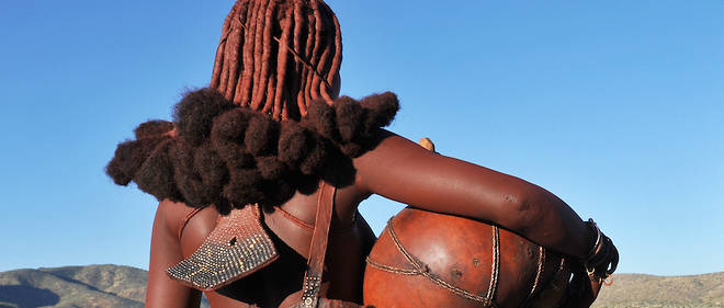 En Namibie les femmes Himbas ont la charge d'aller chercher l'eau. 