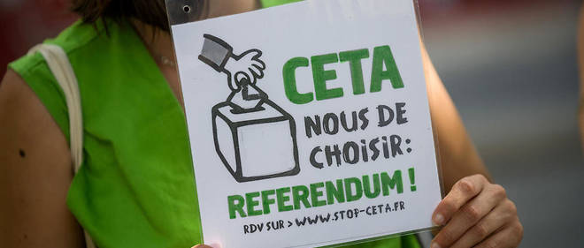 Un manifestant anti-Ceta a Paris, en juillet 2019. Selon Yves de Ricaud, l'accord signe avec le Canada comme celui negocie avec le Mercosur offrent pourtant de nombreuses avancees pour les parties prenantes.