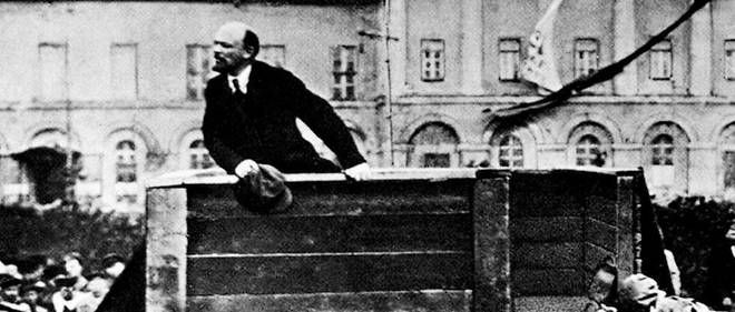Lenine sur la place Sverdlov, a Moscou, le 5 mai 1920. Cette photo truquee escamote Trotski et Kamenev, egalements presents sur l'estrade ce jour-la, a gauche du leader bolchevique.