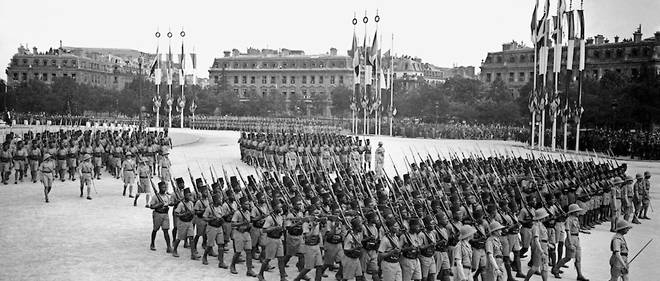 Une photo prise le 14 juillet 1939 de troupes coloniales, massivement constituees de tirailleurs senegalais, defilant sur les Champs-Elysees a Paris. 