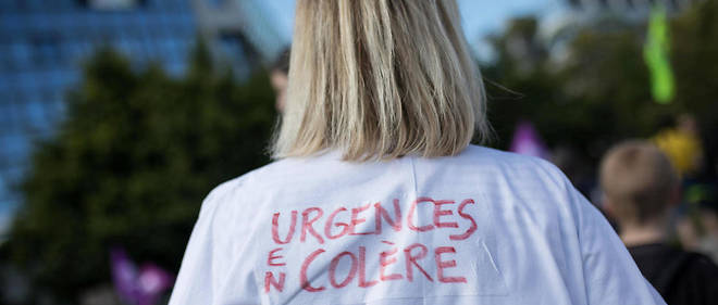 Des personnels soignants en greve sont rassembles devant l'ARS (Agence regionale de sante) a Nantes,le 20 juin 2019.