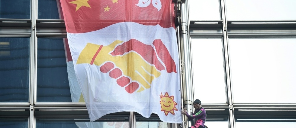 A Hong Kong, le "Spiderman" francais deploie une banderole pour la paix sur un gratte-ciel