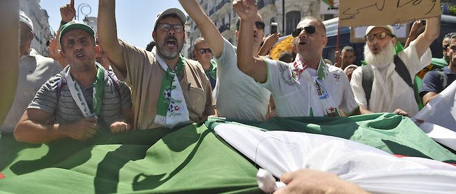 Depuis plus de six mois les Algeriens descendent dans la rue tous les mardis et vendredis pour reclamer pacifiquement le changement.