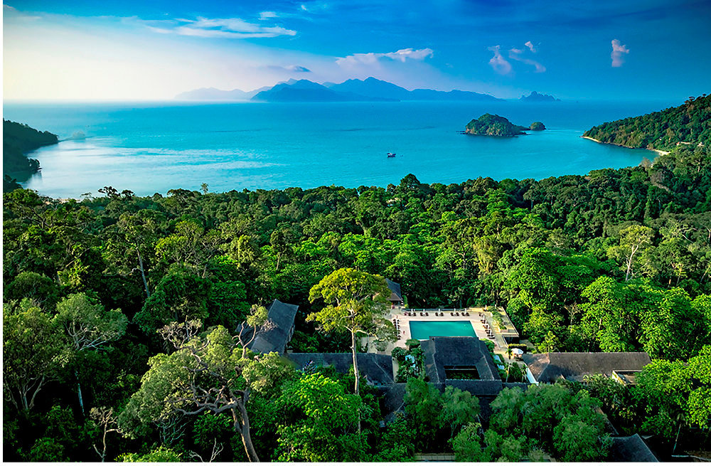 
        Immersion. Les 121  chambres et villas du Datai sont disseminees sous des arbres geants. A l'horizon se dessine l'ile thailandaise de Tarutao.