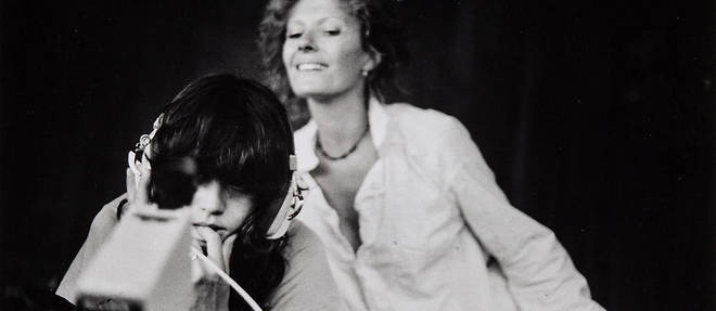 


Delphine Seyrig et Maria Schneider pendant le tournage de << Sois belle et tais-toi >> a Topanga Canyon, 1976.


