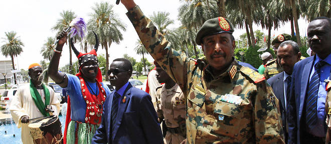 Le general Abdel Fattah al-Burhane, actuel chef du Conseil militaire de transition, prend la tete du Conseil souverain. 