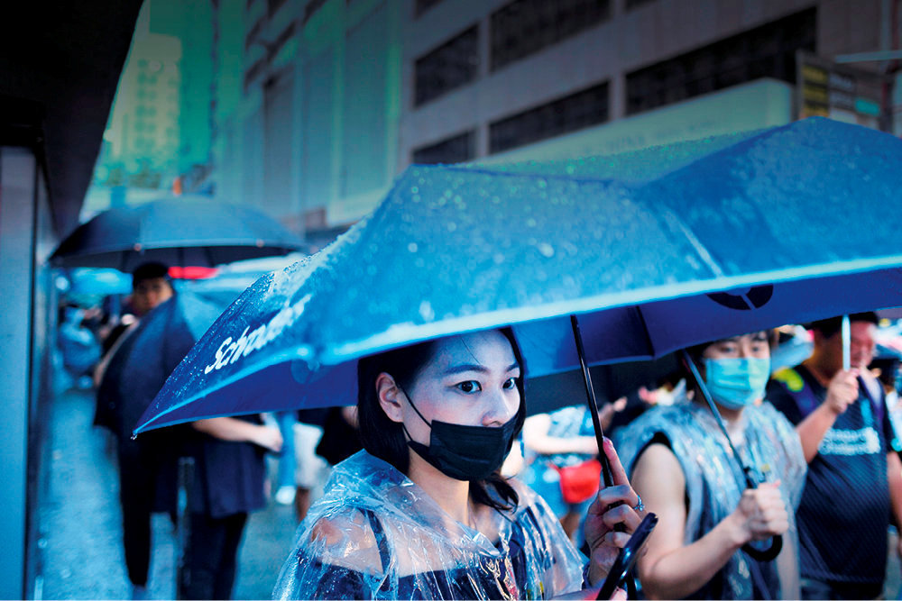 
        Raz de maree. 18 aout. Partis de Victoria Park, 1,7 million de manifestants &ndash; soit un quart de la population &ndash; se sont rassembles a Hongkong, sous une pluie torrentielle.