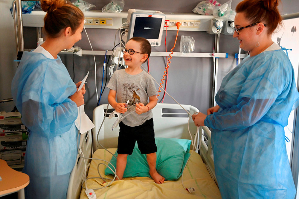 
        Battant. Adam, 4 ans, est atteint d'une leucemie aigue diagnostiquee en mai 2018. A l'hopital Robert-Debre, a Paris, l'un des grands centres de la pediatrie francaise, son sourire fait des ravages.