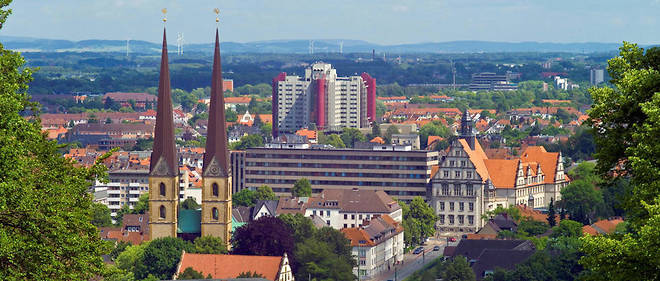 Sur le papier, Bielefeld a tout pour etre reelle : plus de 330 000 habitants, un chateau, ou encore un club de football, l'Arminia, qui joue en deuxieme division nationale.