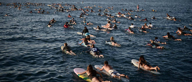 Jeudi, 350 surfeurs se sont mobilises pour defendre l'ocean avant l'arrivee des chefs d'Etat a Biarritz dans le cadre du G7.