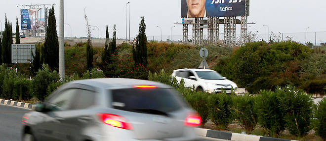 Benny Gantz, leader de l'alliance Bleu-Blanc, s'affiche sur des panneaux geants sur la route de l'aeroport de Larnaca a Chypre, destination prisee des Israeliens en vacances.