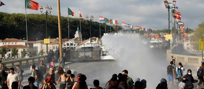 G7: des manifestants investissent Bayonne malgre une forte presence policiere
