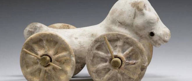 Ancetre de nos << petites voitures >>, ce cheval a roulettes en terre cuite est conserve au Musee royal d'art et d'histoire de Bruxelles. Il a ete retrouve des dizaines de jouets de ce type dans le sud de l'Europe. Le plus ancien, date du VIIe siecle avant notre ere, a ete exhume a Chypre. 