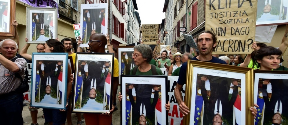 Climat au G7: a Bayonne, une "marche des portraits" de Macron decroches des mairies