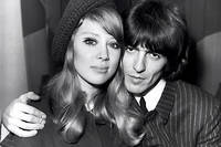  George Harrison pose avec sa femme Pattie Boyd qui lui a inspire le tube << Something >>. 