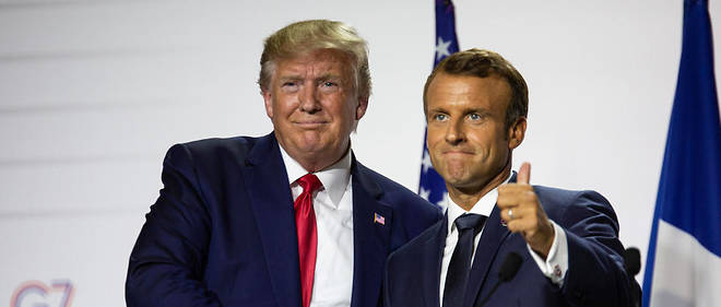 Le president francais Emmanuel Macron serre la main de son homologue americain Donald Trump lors d'une conference de presse commune a l'issue du sommet du G7, le 26 aout a Biarritz.