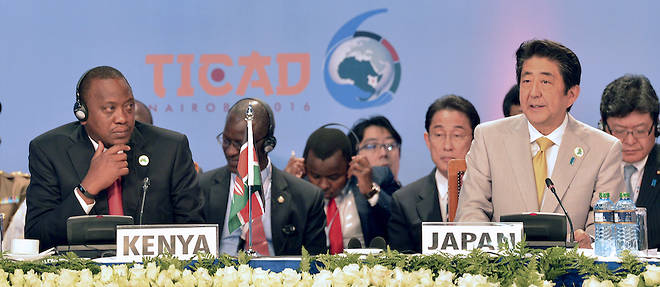 Le Premier ministre Shinzo Abe a cote du president kenyan Uhuru Kenyatta lors de la Ticad qui s'etait deroulee a Nairobi en aout 2016. Le Japon entend de plus en plus etre fortement present en Afrique.
