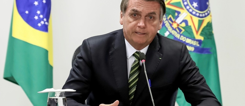 Bresil: Bolsonaro interdit les brulis pour tenter de freiner les incendies en Amazonie