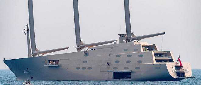 Le yacht du milliardaire russe Andrey Melnitchenko apercu au large de Monaco le 25 mai 2019.
