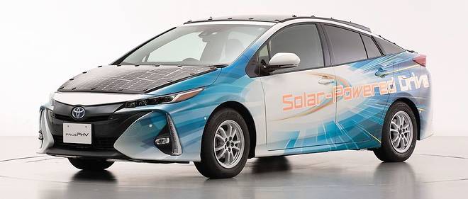 Developpe par Toyota en partenariat avec Sharp, ce prototype de Prius voit son capot, son toit et sa lunette arriere couverts de cellules photovoltaiques.