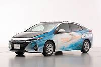  Developpe par Toyota en partenariat avec Sharp, ce prototype de Prius voit son capot, son toit et sa lunette arriere couverts de cellules photovoltaiques. 