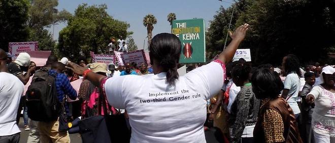 Des femmes manifestent devant le Parlement kenyan en fevrier 2018 pour appeler au respect de la loi sur la parite. 