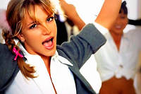  Britney Spears dans le clip (culte) de « ...Baby One More Time ». 