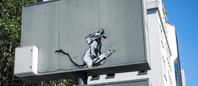 Le Centre Pompidou a porte plainte contre le vol du pochoir de Banksy au 36 rue Rambuteau a Paris.