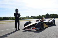  Essai de la Formule E de l'écurie DS-Techeetah, dont le pilote, Jean-Éric Vergne, est champion du monde en titre. 