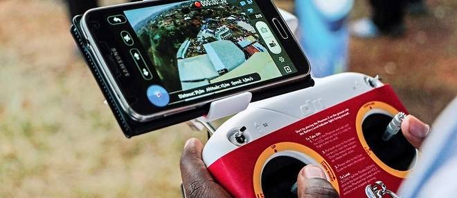 Cette photo prise le 24 juillet 2014 montre une vue aerienne affichee sur un telephone portable synchronisee avec une camera drone telecommandee lors d'un Salon international a Kigali.