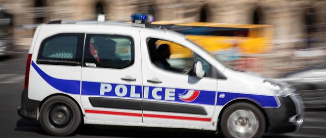 Illustration d une voiture de la police nationale patrouillant a Paris.