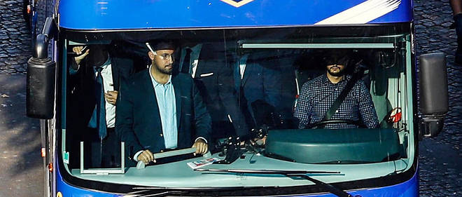 Alexandre Benalla dans le bus des Bleus en juillet 2018. 