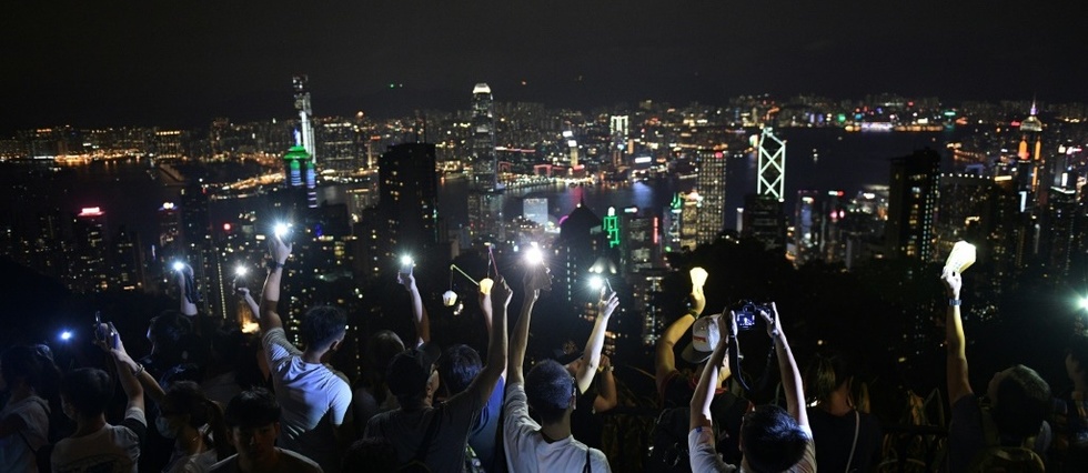 Deux collines de Hong Kong illuminees par des milliers de manifestants pro-democratie