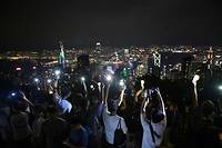 Deux collines de Hong Kong illumin&eacute;es par des milliers de manifestants pro-d&eacute;mocratie