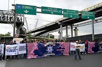 L'a&eacute;roport de Mexico bloqu&eacute; par une manifestation de policiers