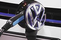  Le logo VW bascule pour découvrir une prise de recharge électrique, tout un symbole. 