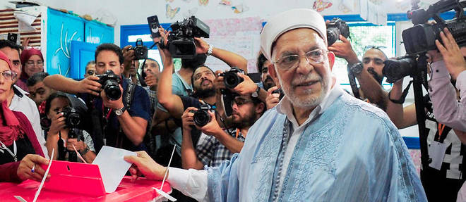 Abdelfattah Mourou dans un bureau de vote a La Marsa, le 15 septembe 2019.