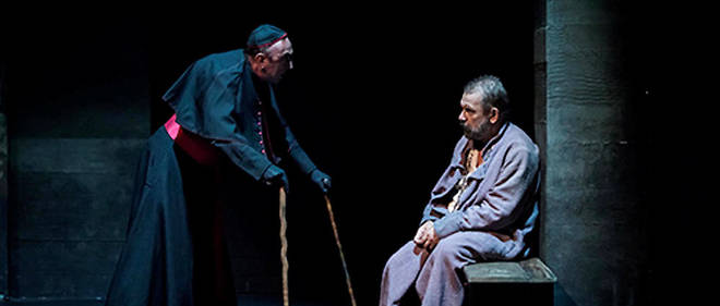 Philippe Torreton (a droite) et Guy-Pierre Couleau dans << La Vie de Galilee >>, a la Scala, a Paris, jusqu'au 9 octobre.