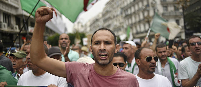 Des manifestants a Alger, le vendredi 13 septembre.