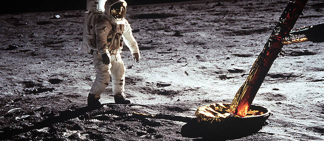 C'est la montre Omega portee par Neil Armstrong qui indiqua l'heure de l'exploit historique : 21 h 56 min et 20 s (heure americaine), 3 h 56 (heure francaise).
 