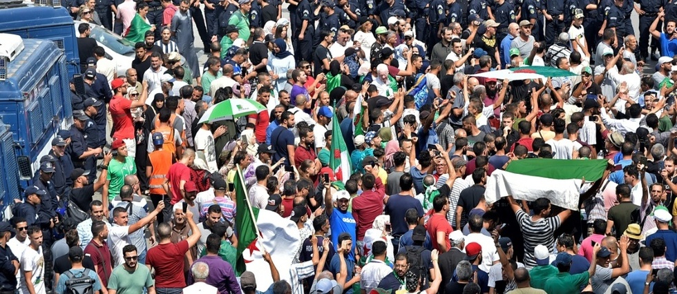 Des milliers de manifestants a Alger malgre un gros deploiement policier