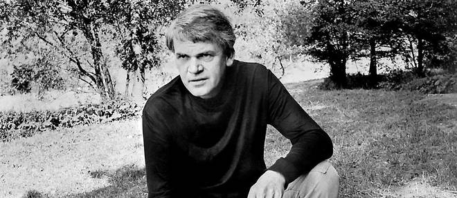 L'ecrivain Milan Kundera, ici en 1973, a Prague, a beaucoup ecrit sur la notion d'<< amnesie historique >>.