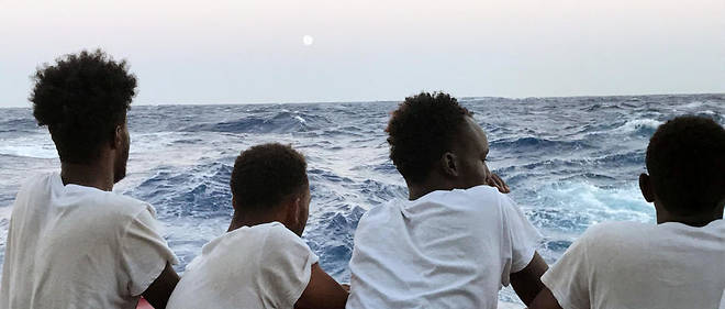 Migrants a bord du navire de sauvetage << Ocean Viking >>, opere par des ONG, le 14 aout 2019, en mer Mediterranee.