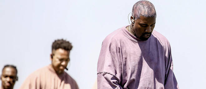 Kanye West en priere au festival de Coachella.