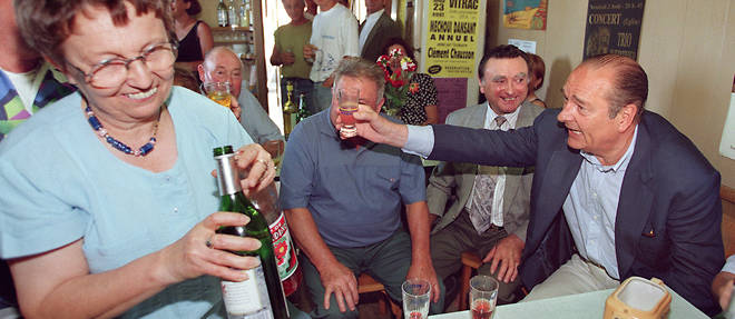 Le president de la Republique, Jacques Chirac, en week-end en Correze dans sa residence de Sarran, porte un toast le 24 aout 1997, dans le bar-epicerie du village, a l'issue de la messe a laquelle il a assiste en compagnie de Bernadette. 