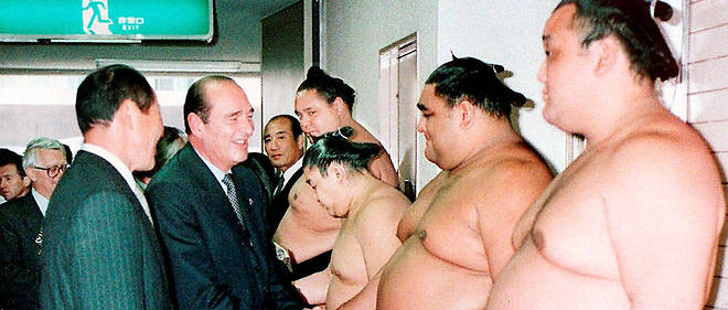 Jacques Chirac est recu par des sumos a Fukuoka, dans l'ouest du Japon, le 21 novembre 1996.