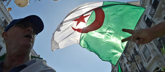 Des milliers de manifestants se sont rassembles dans les rues d'Alger. 