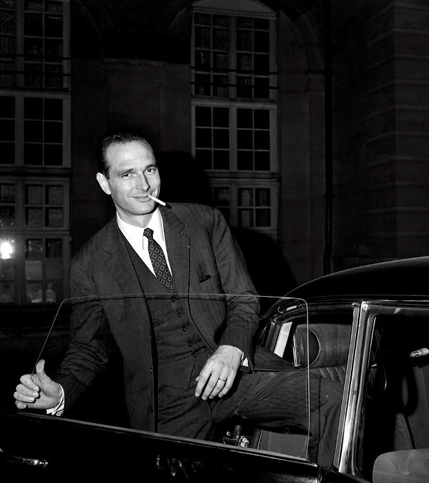 
        Au feu. 
        A Matignon, le 31 mai 1968. Charge d'une mission suicide aupres des syndicats, le secretaire d'Etat aux Affaires sociales, Jacques Chirac, va ebaucher une premiere negociation avec la CGT dans une chambre de bonne...