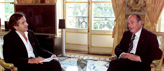 Bernard-Henri Levy remet son rapport sur l'Afghanistan a Jacques Chirac le 3 avril 2002 a l'Elysee.