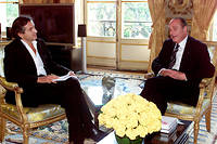  Bernard-Henri Lévy remet son rapport sur l'Afghanistan à Jacques Chirac le 3 avril 2002 à l'Élysée. 